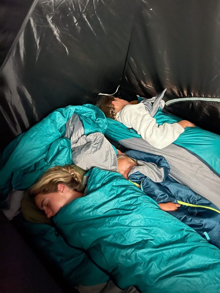 Gezellig samen slapen bij de Canoe Tribe in de Decathlon rugzakken.
