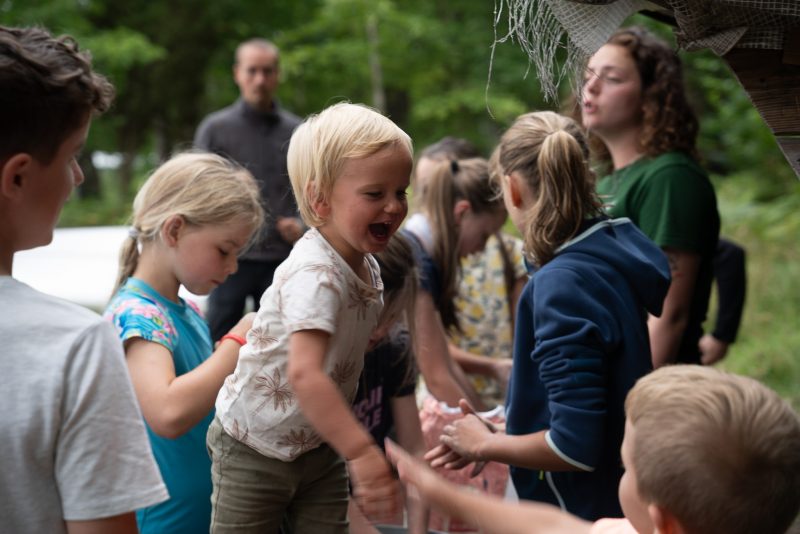 Pret met de andere kinderen van de Canoe Tribe