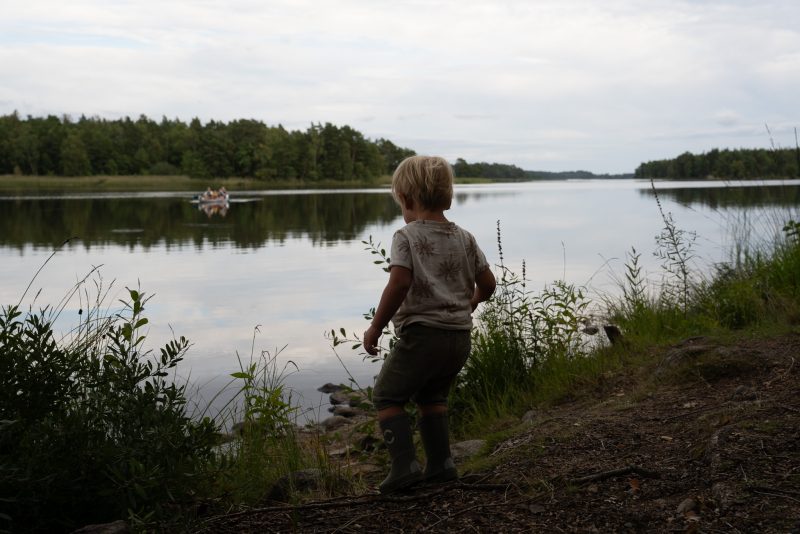 Plezier bij het meer bij de Canoe Tribe