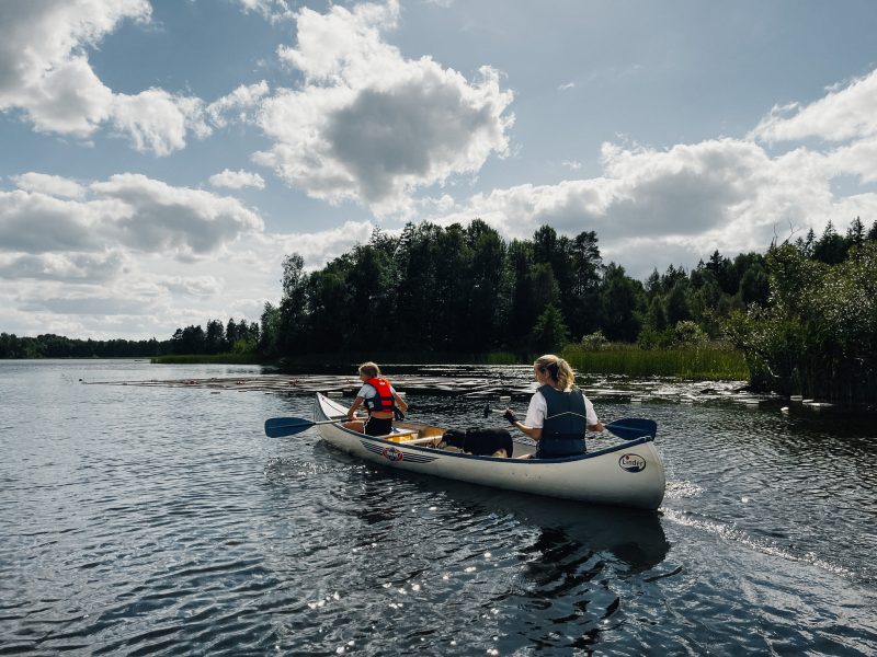 Kinderen alleen in een kano bij de Canoe Tribe.