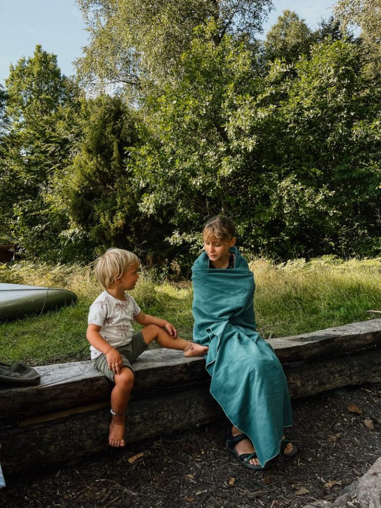 Samenzitten en spelen bij de Canoe Tribe.