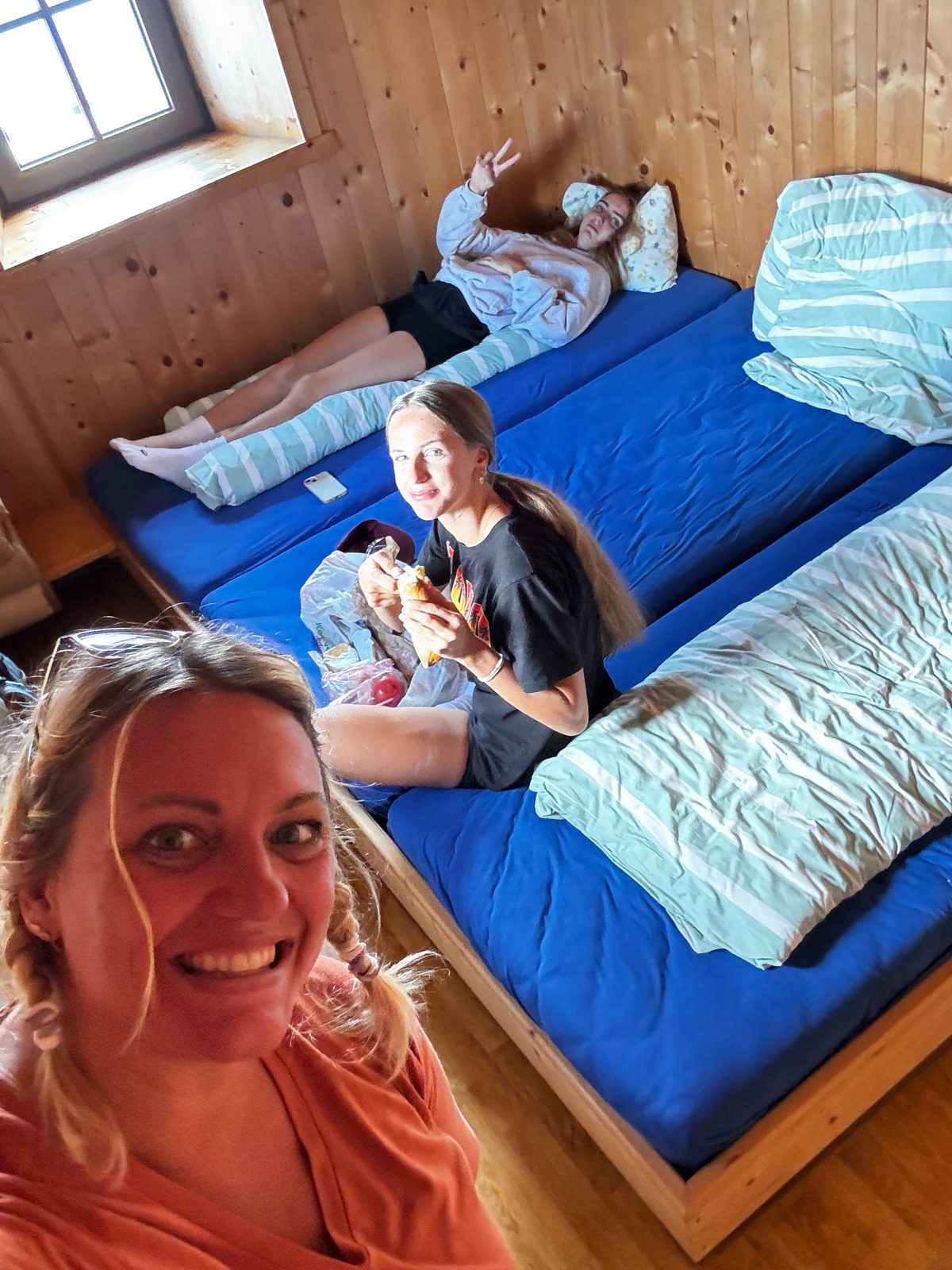 Verrassend comfortabel slapen in de hutten.