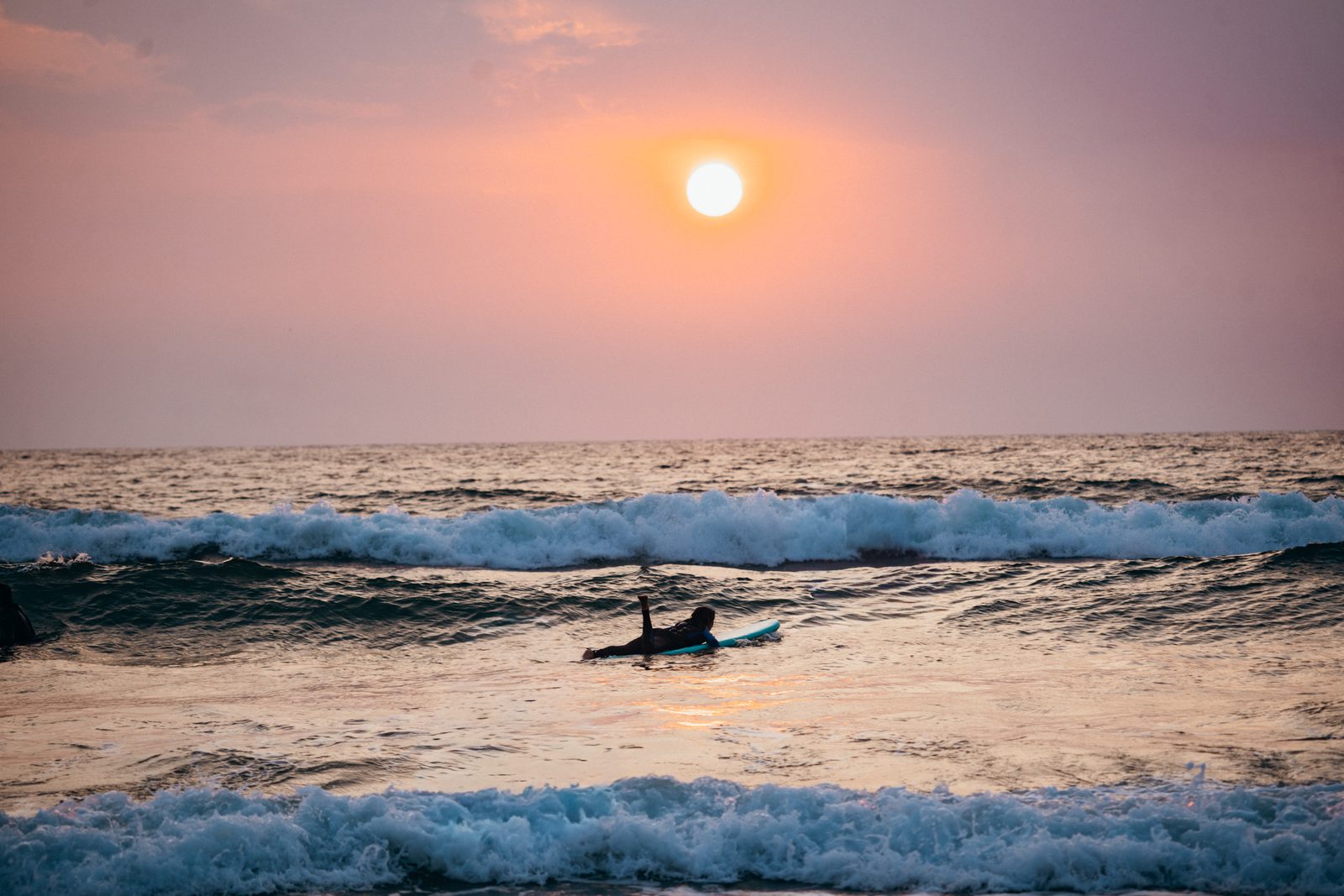 Sunset surf: niet de beste golven, wel het mooiste licht.