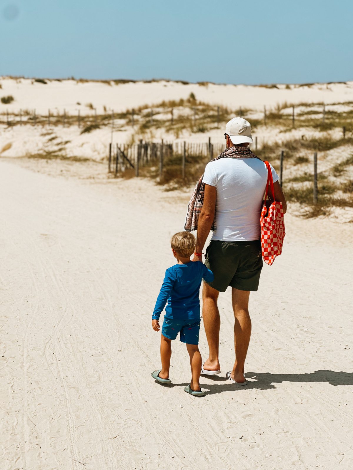 Over het strand naar de surfspot