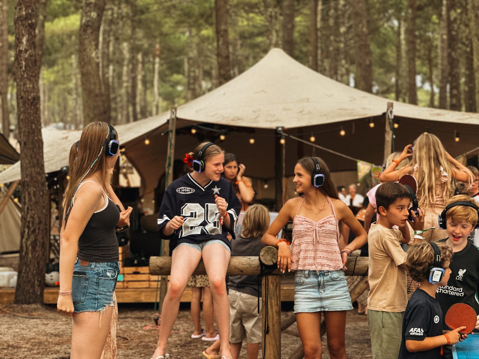 Silent disco onder de stretchtent.